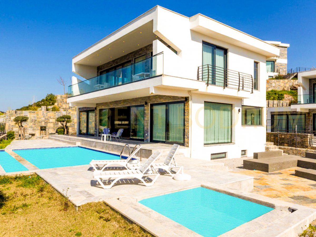 BODRUM YALIKAVAK'TA 5+2 DUBLEKS MÜSTAKİL HAVUZLU VİLLA