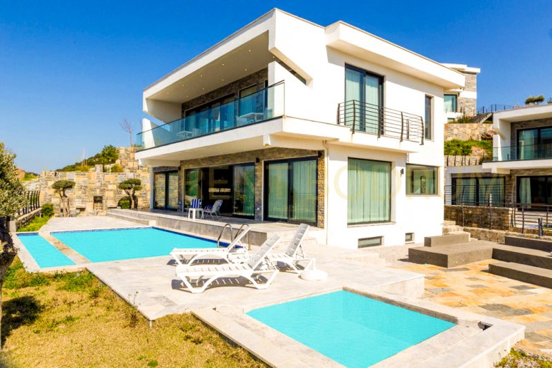 BODRUM YALIKAVAK'TA 5+2 DUBLEKS MÜSTAKİL HAVUZLU VİLLA