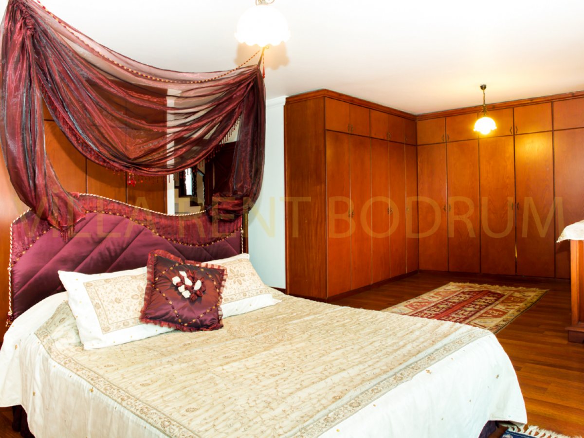 Bodrum Merkezde 3 Odalı Özel Havuzlu Müstakil Bahçeli Kiralık Yazlık Villa