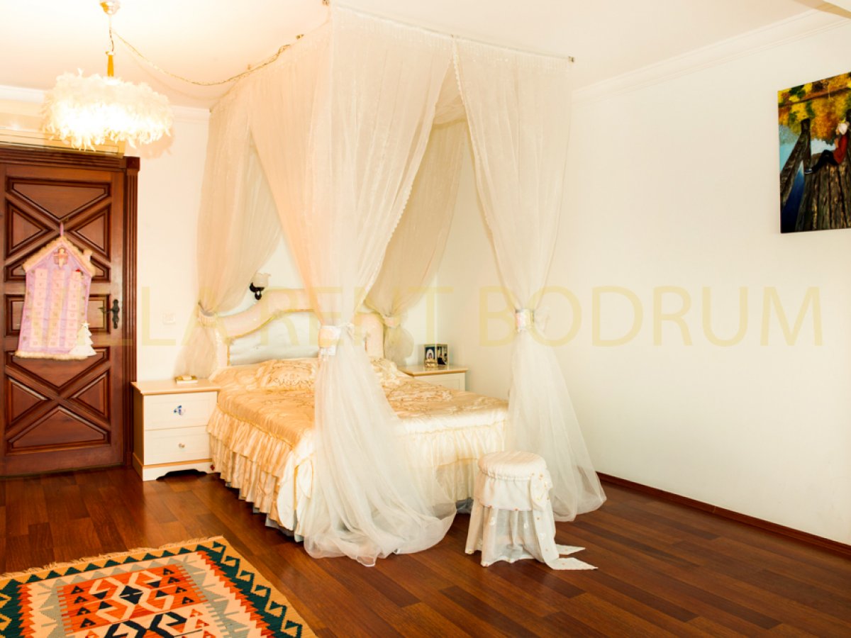 Bodrum Merkezde 3 Odalı Özel Havuzlu Müstakil Bahçeli Kiralık Yazlık Villa