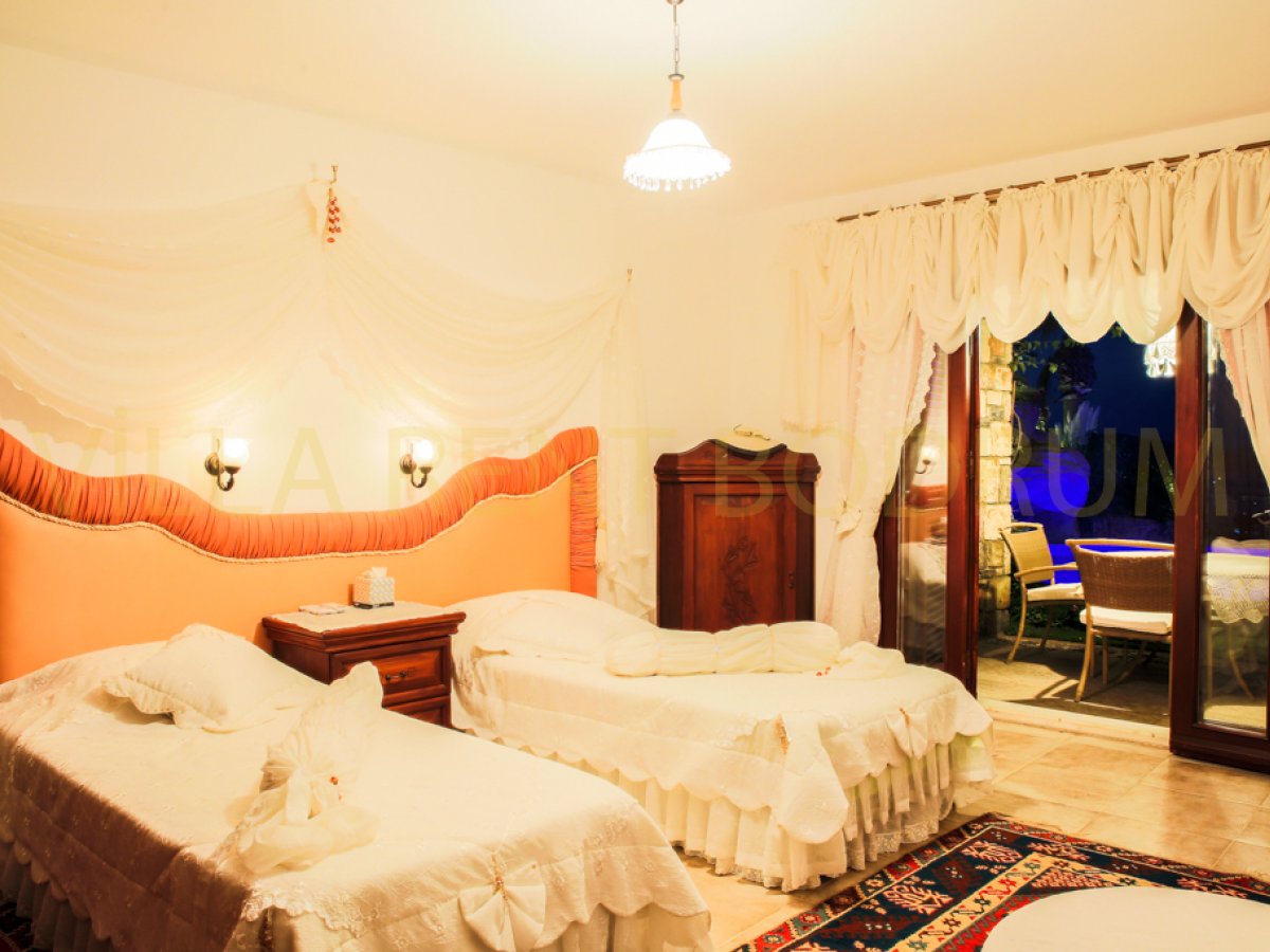 Bodrum Merkezde 3 Odalı Özel Havuzlu Müstakil Bahçeli Kiralık Yazlık Villa