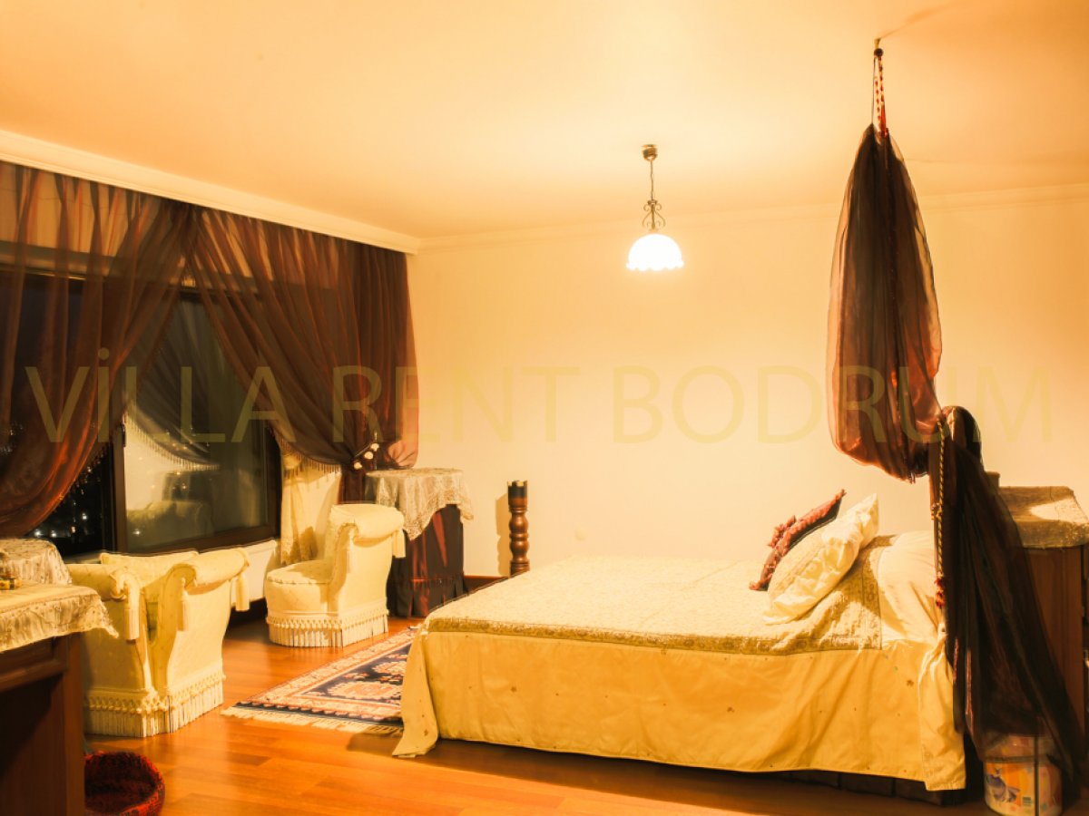 Bodrum Merkezde 3 Odalı Özel Havuzlu Müstakil Bahçeli Kiralık Yazlık Villa