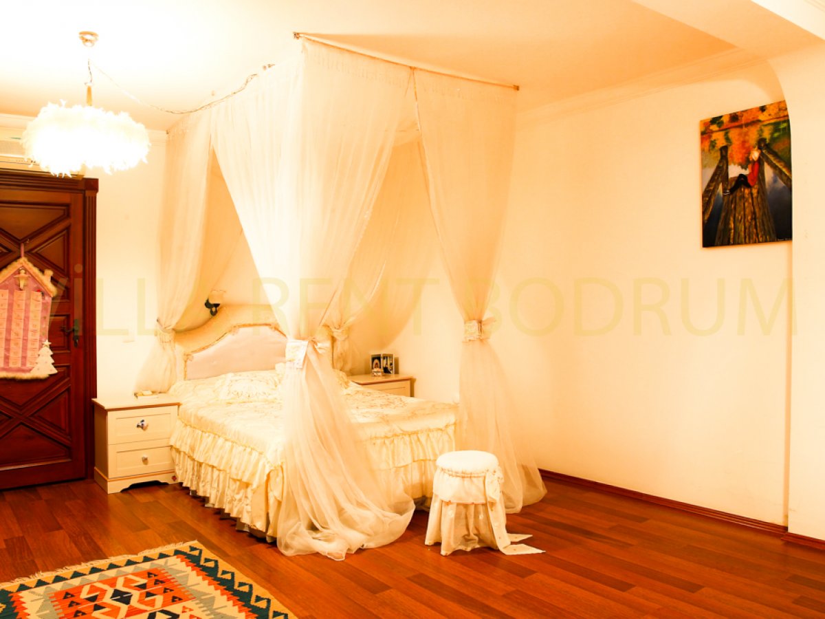 Bodrum Merkezde 3 Odalı Özel Havuzlu Müstakil Bahçeli Kiralık Yazlık Villa